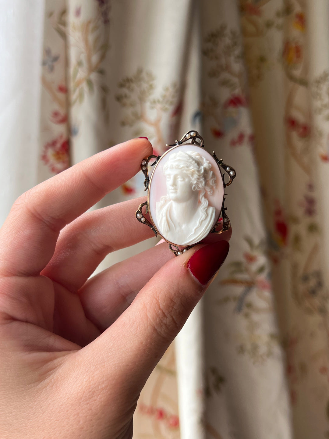 Pink Conch Shell Cameo of Demeter in 10ct