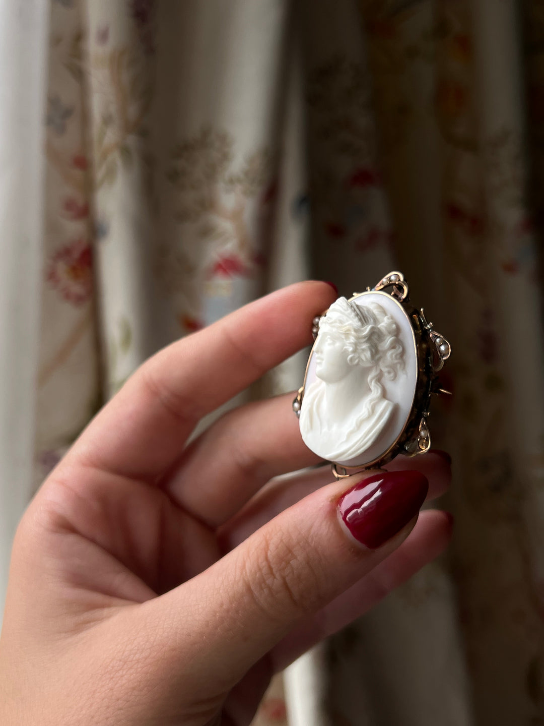 Pink Conch Shell Cameo of Demeter in 10ct