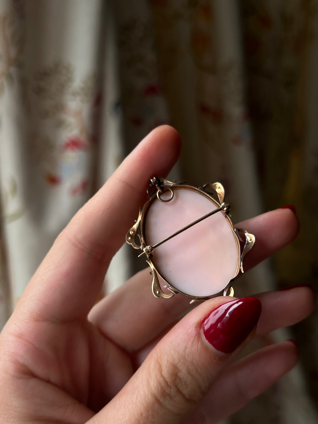 Pink Conch Shell Cameo of Demeter in 10ct