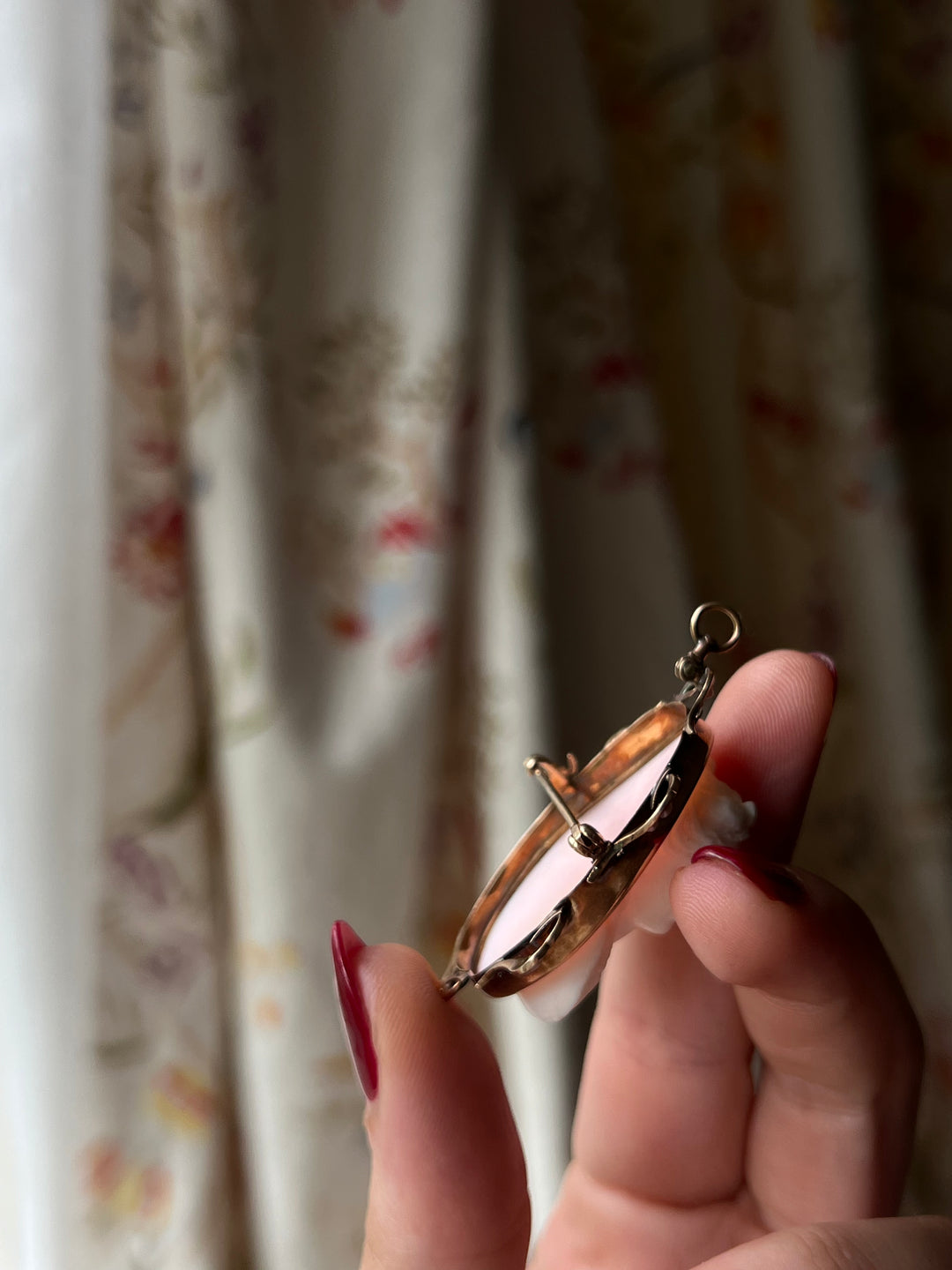 Pink Conch Shell Cameo of Demeter in 10ct