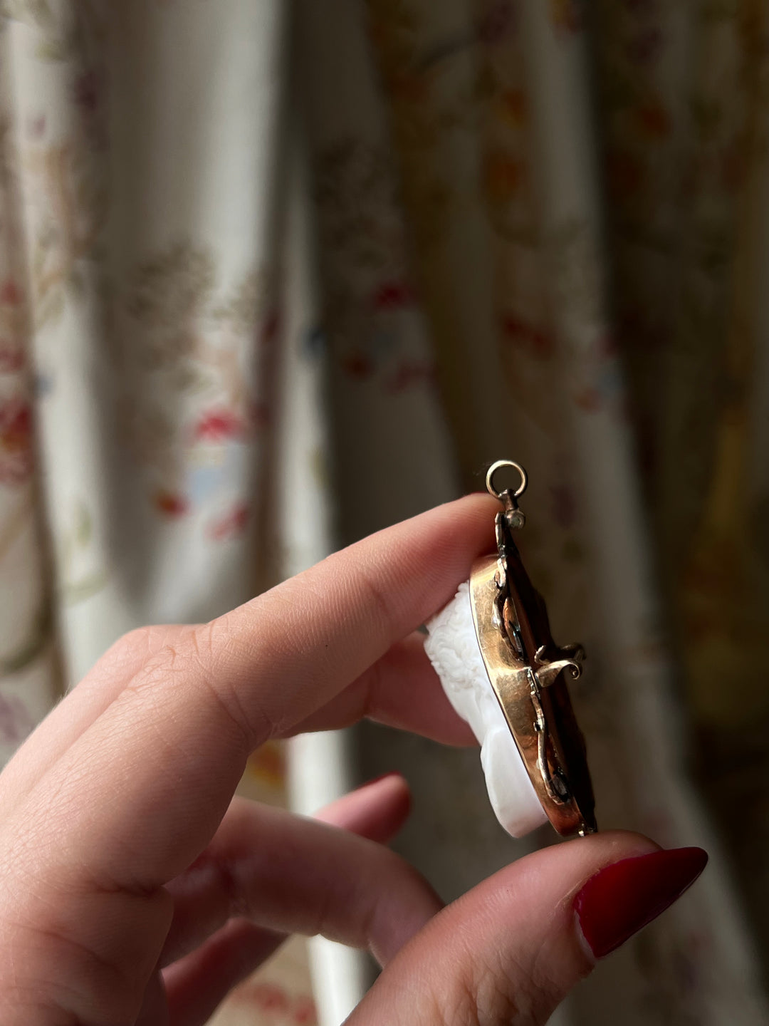 Pink Conch Shell Cameo of Demeter in 10ct