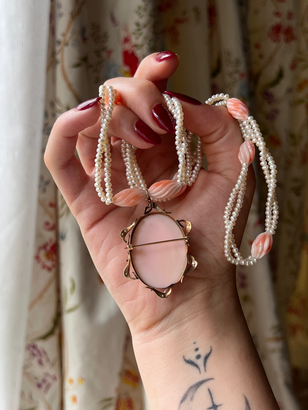 Pink Conch Shell Cameo of Demeter in 10ct
