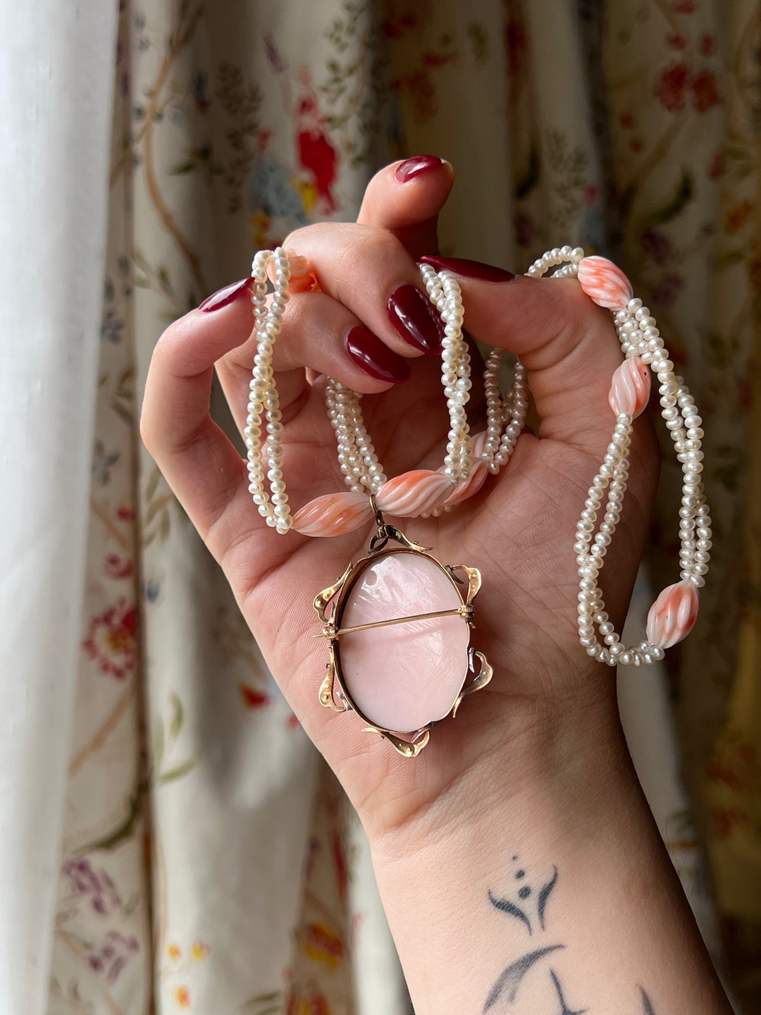 Pink Conch Shell Cameo of Demeter in 10ct