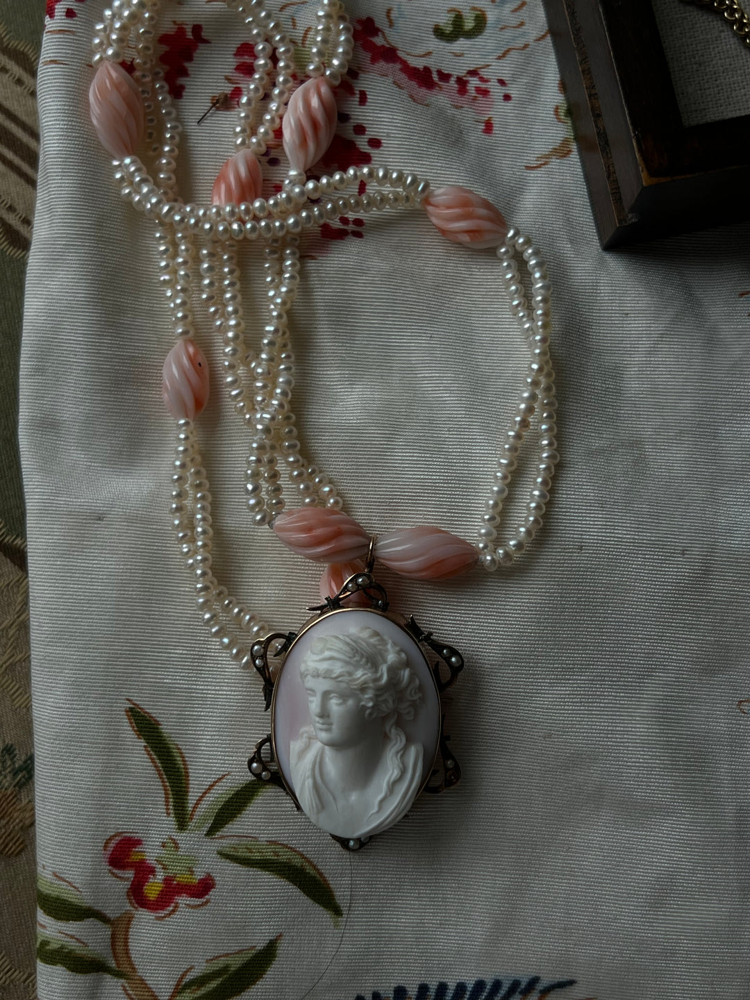 Pink Conch Shell Cameo of Demeter in 10ct