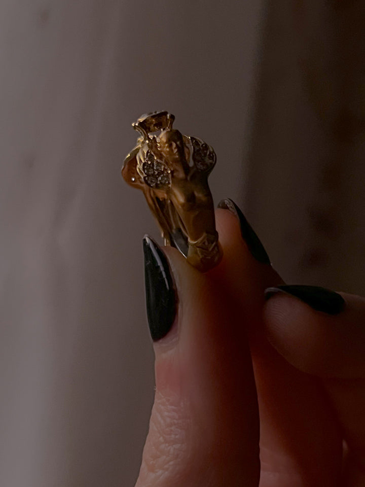 Outstanding 18ct Diamond Figural Ring with Winge'd Angels