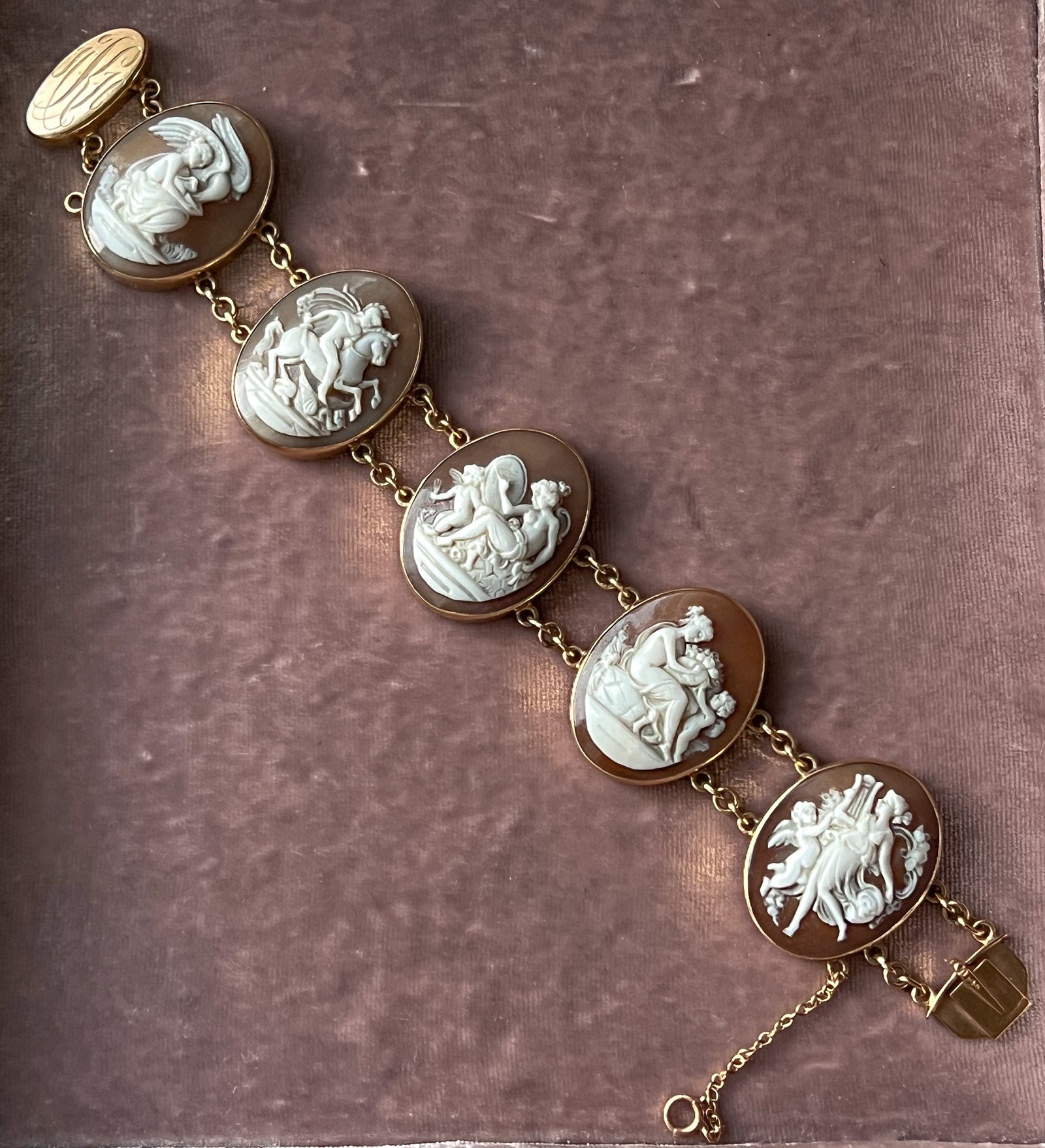 Edwardian 14ct gold cameo bracelet with finely carved portrait panels