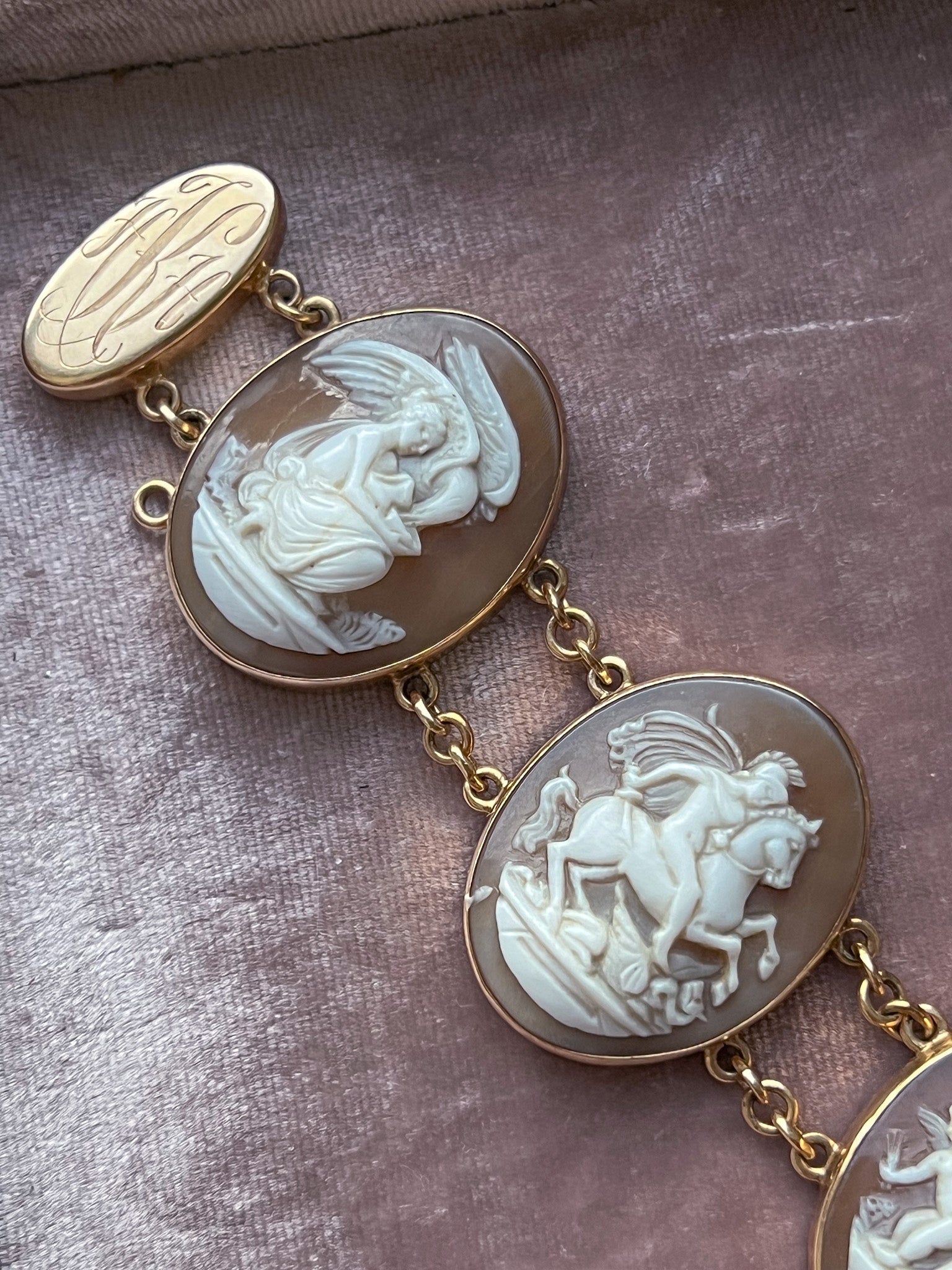 Edwardian 14ct gold cameo bracelet with finely carved portrait panels