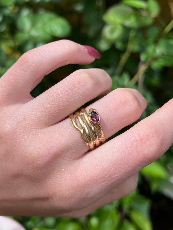 Stunning 18ct French Import Snake Ring with Garnet