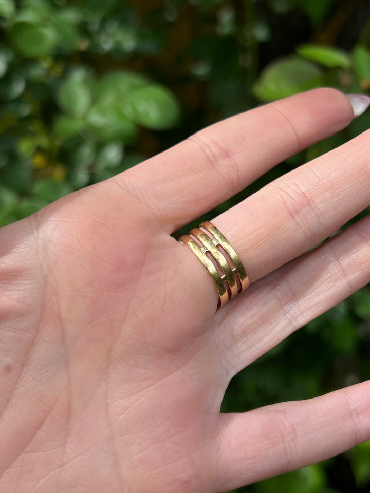 Stunning 18ct French Import Snake Ring with Garnet