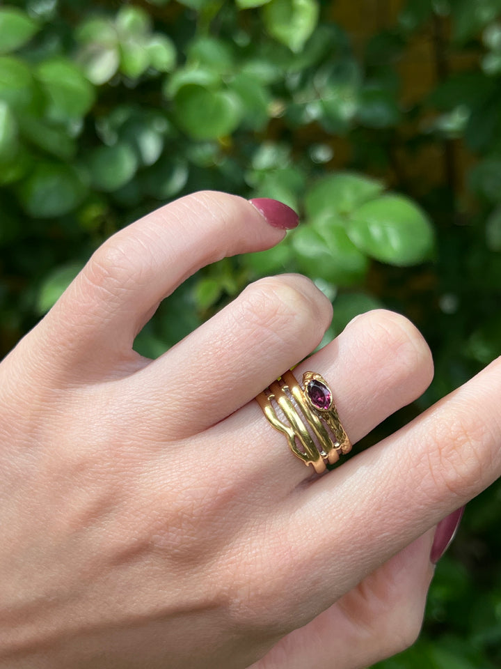 Stunning 18ct French Import Snake Ring with Garnet