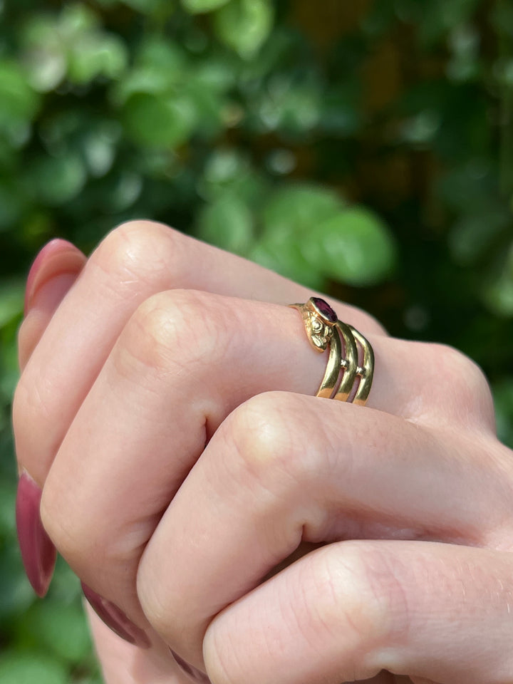 Stunning 18ct French Import Snake Ring with Garnet