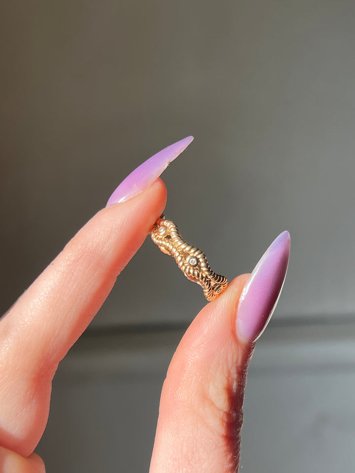 Vintage Diamond Wave Band with diamonds