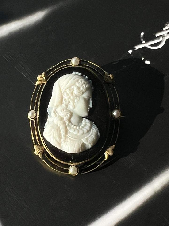 Gorgeous Victorian Onyx Cameo Brooch in 14ct