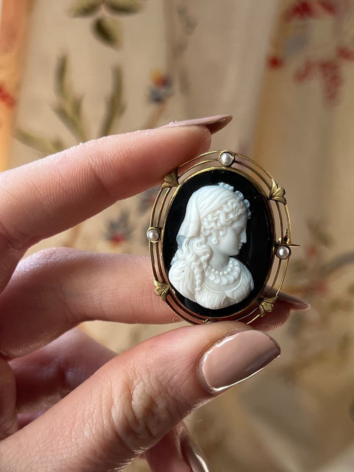 Gorgeous Victorian Onyx Cameo Brooch in 14ct