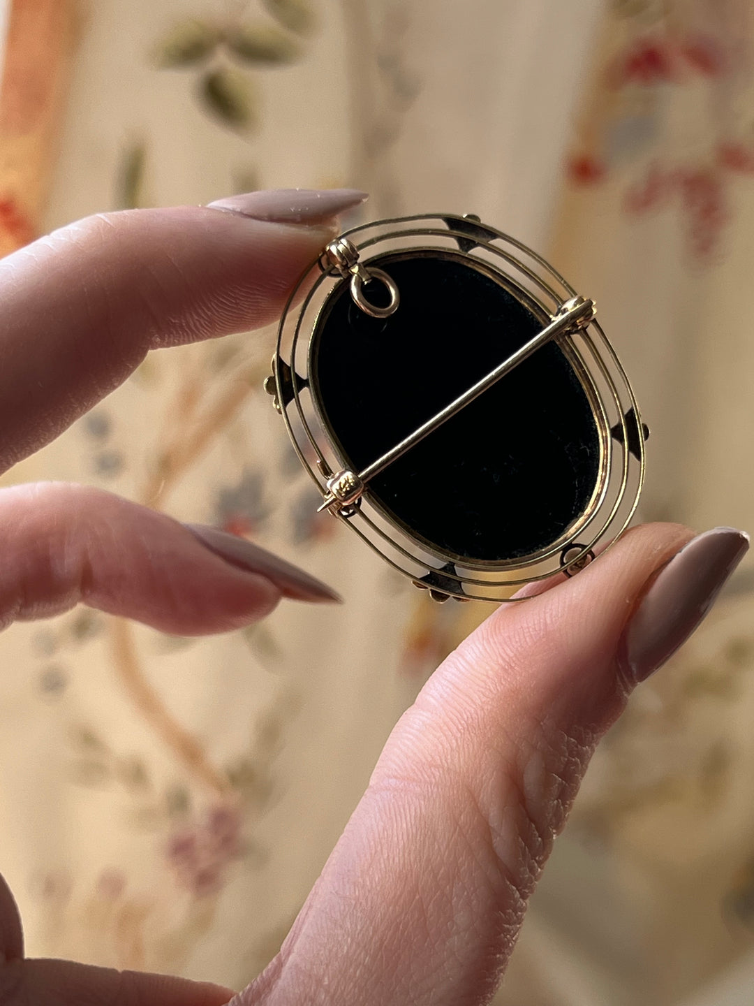 Gorgeous Victorian Onyx Cameo Brooch in 14ct