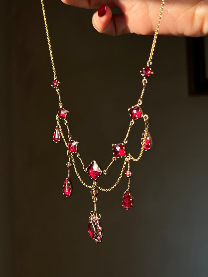 French Perpignan garnet garland necklace in 18ct gold, romantic pre-Belle Époque design with garnet rosette