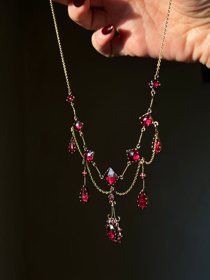 French Perpignan garnet garland necklace in 18ct gold, romantic pre-Belle Époque design with garnet rosette