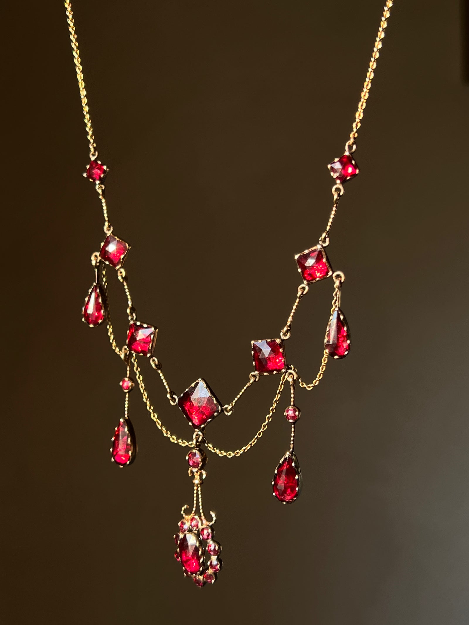 French Perpignan garnet garland necklace in 18ct gold, romantic pre-Belle Époque design with garnet rosette
