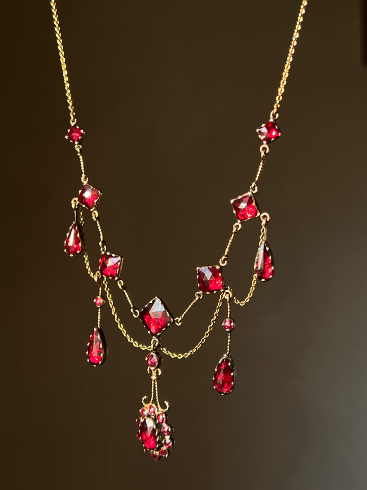 French Perpignan garnet garland necklace in 18ct gold, romantic pre-Belle Époque design with garnet rosette