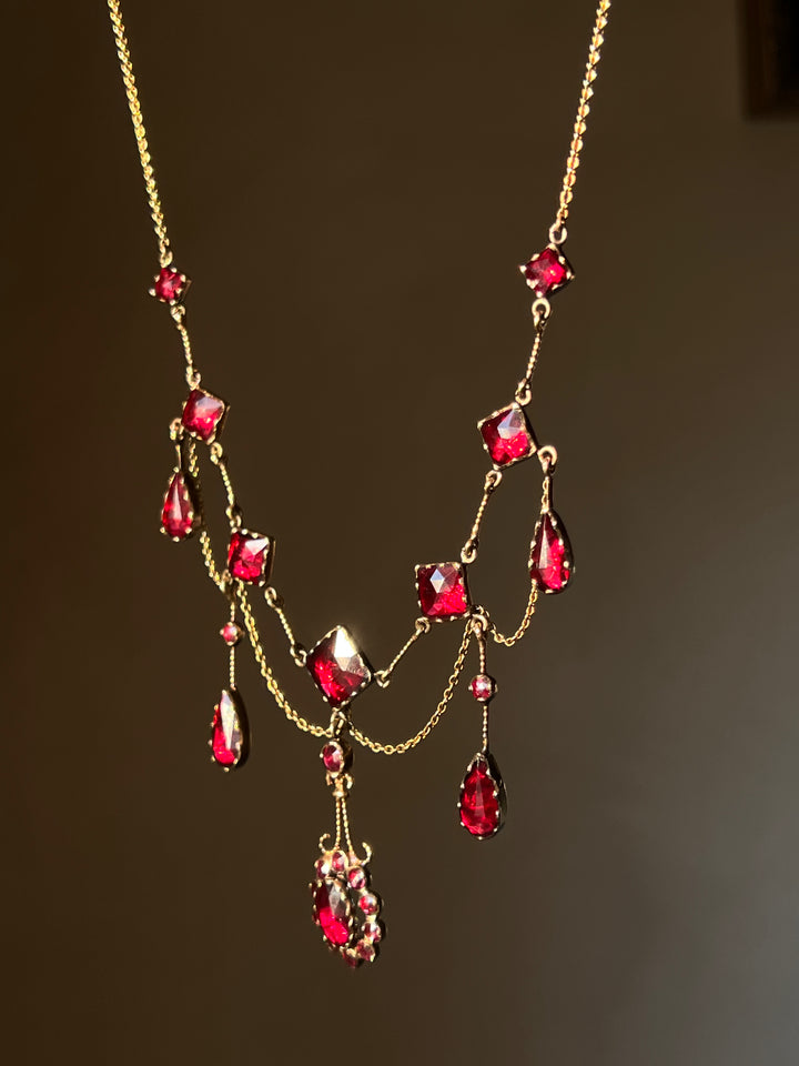 French Perpignan garnet garland necklace in 18ct gold, romantic pre-Belle Époque design with garnet rosette