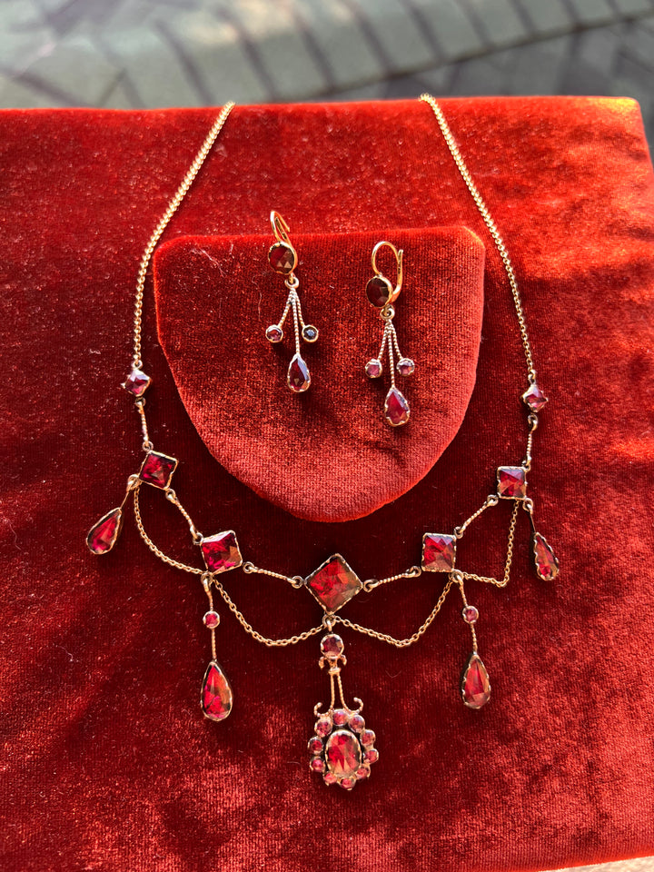 French Perpignan garnet garland necklace in 18ct gold, romantic pre-Belle Époque design with garnet rosette
