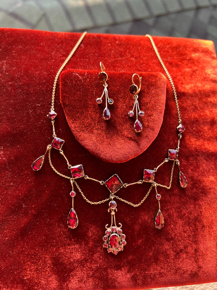 French Perpignan garnet garland necklace in 18ct gold, romantic pre-Belle Époque design with garnet rosette

