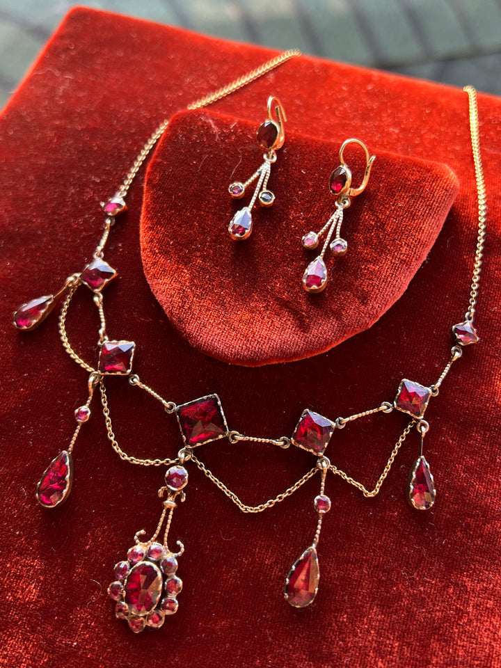 French Perpignan garnet garland necklace in 18ct gold, romantic pre-Belle Époque design with garnet rosette