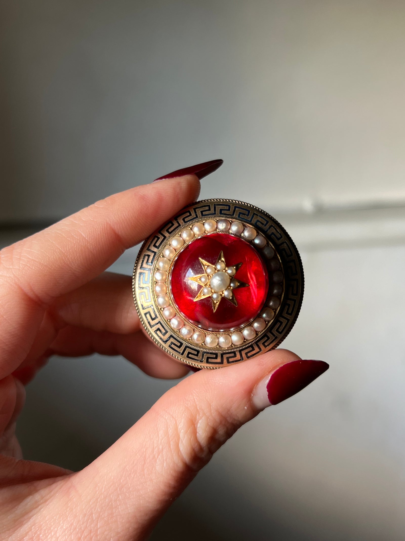 Victorian red foiled rock crystal brooch from circa 1870 with large faceted stone and gold-tone setting
