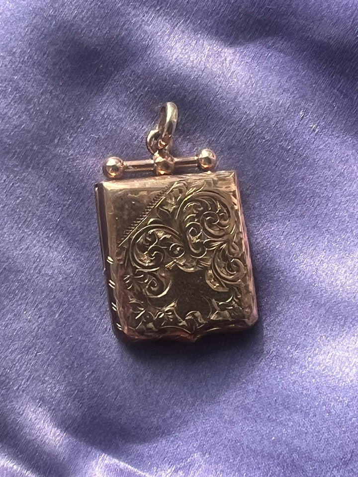 *Hold for D* Lovely 9ct Etched Gold Locket