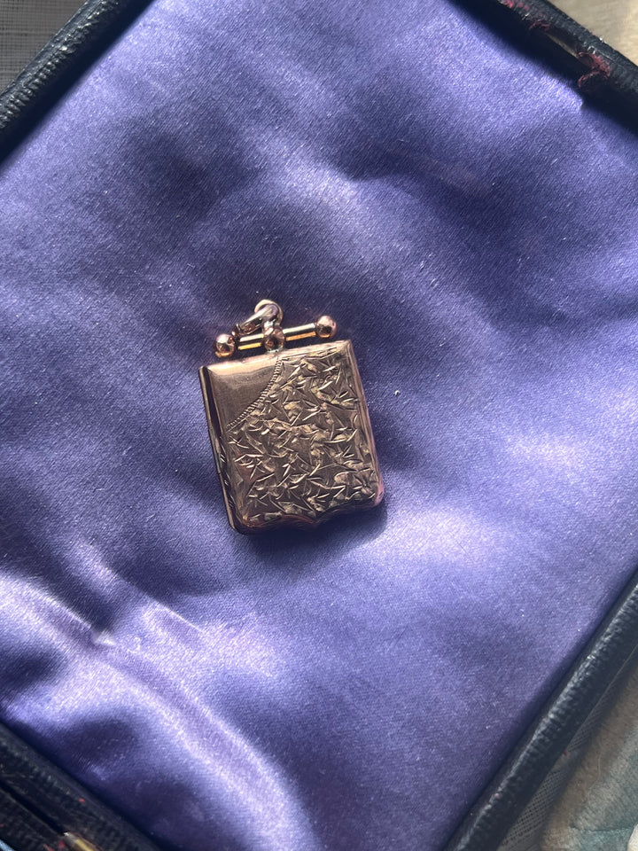 *Hold for D* Lovely 9ct Etched Gold Locket