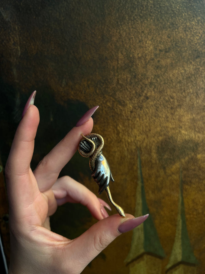 'Serpente in Mano' Pendant