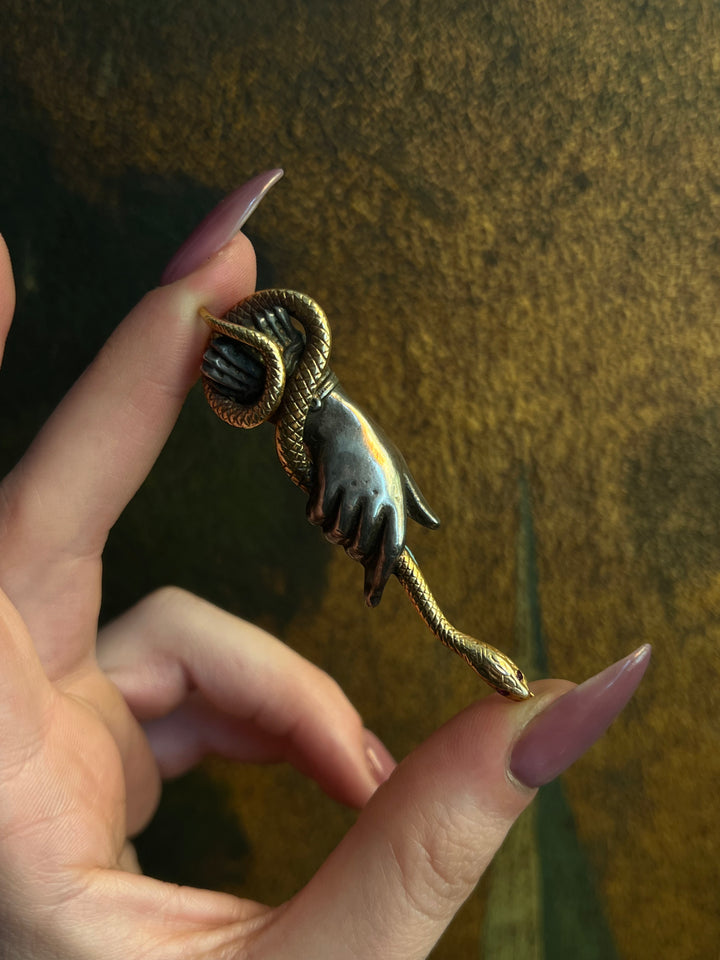 'Serpente in Mano' Pendant