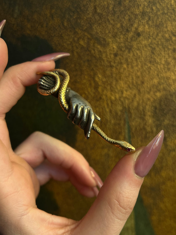 'Serpente in Mano' Pendant