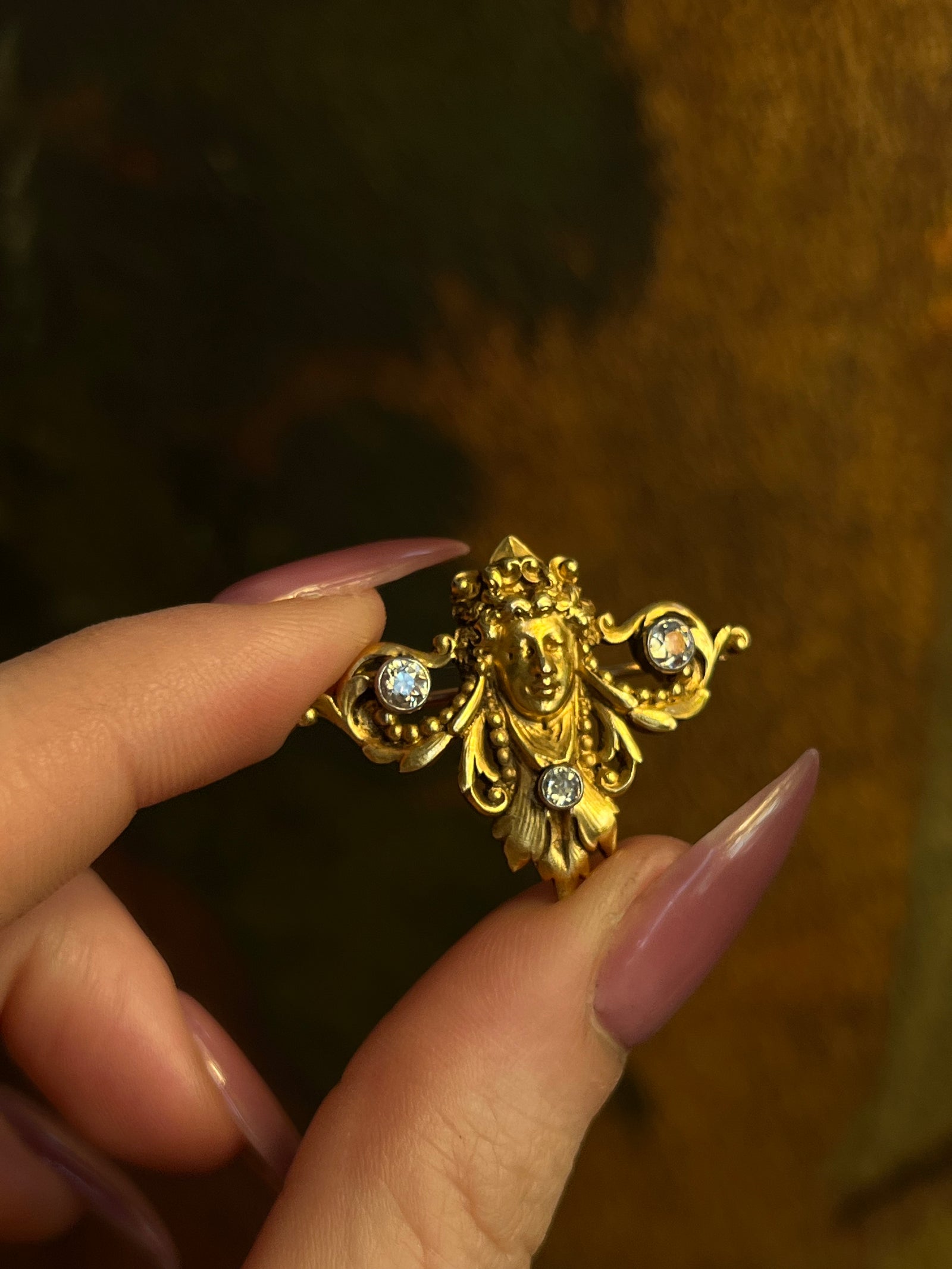 French 18ct Art Nouveau brooch depicting the Goddess Queen of Sheba with detailed gold sculpting