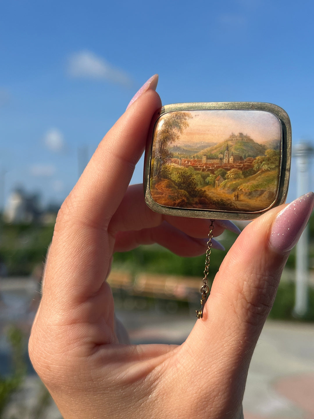 19th Century Porcelain Scenic Brooch in 14 ct