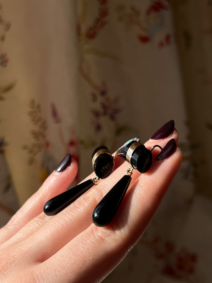 Outstanding Onyx / Black Chalcedony Drop Earring 1860