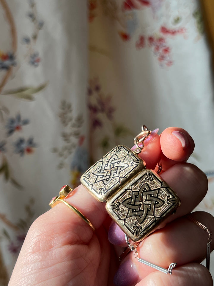 14ct Locket circa 1860 Taille D’Epargne Enamel