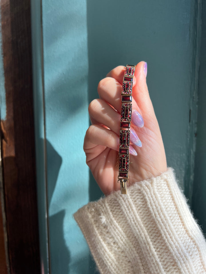 Stunning Art Deco Garnet Line Bracelet in 6ct