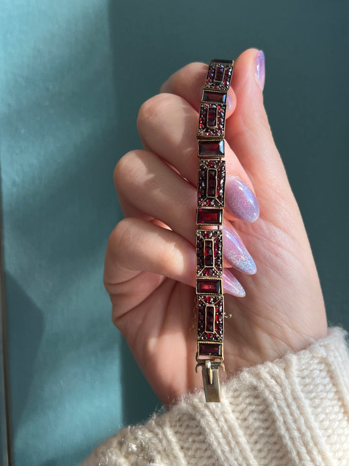 Stunning Art Deco Garnet Line Bracelet in 6ct