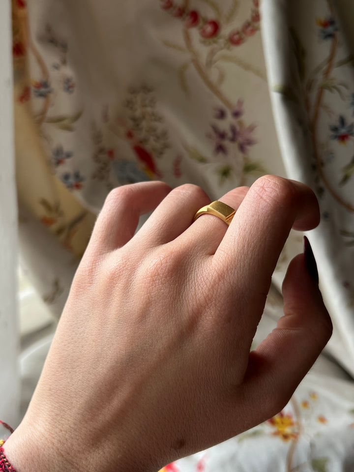 Curio Original Simple Plinth Ring