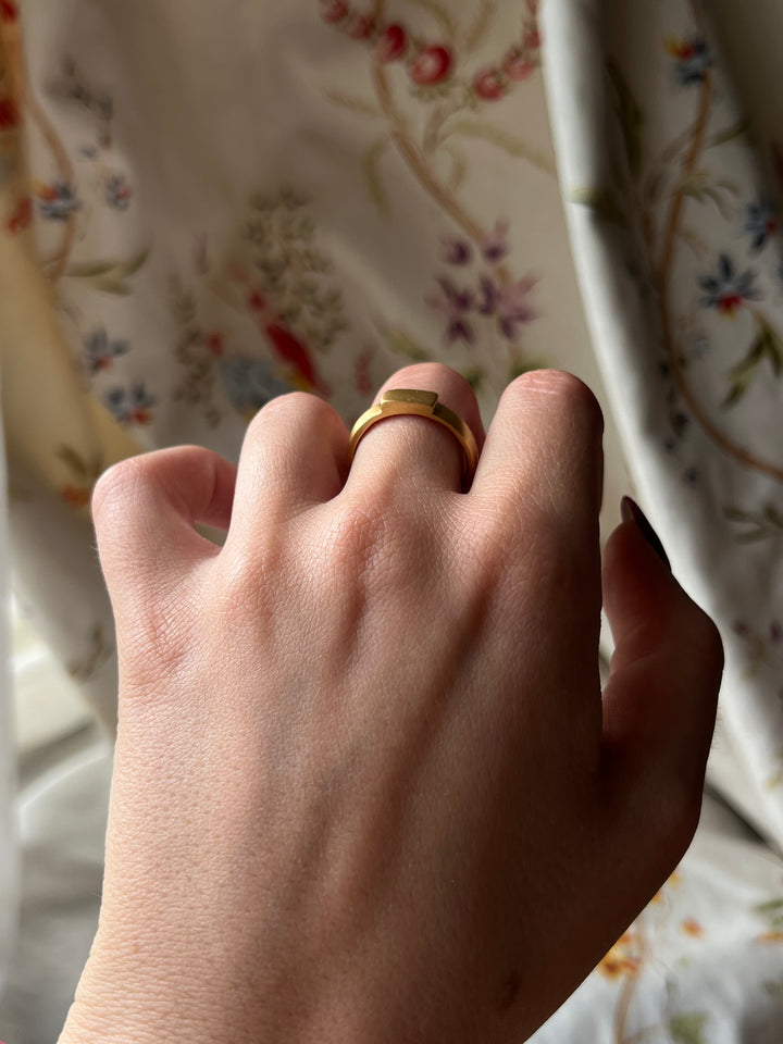 Curio Original Simple Plinth Ring