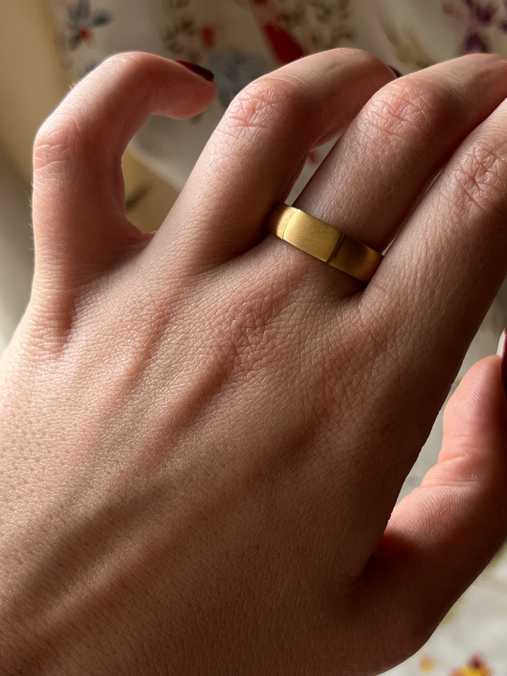 Curio Original Simple Plinth Ring