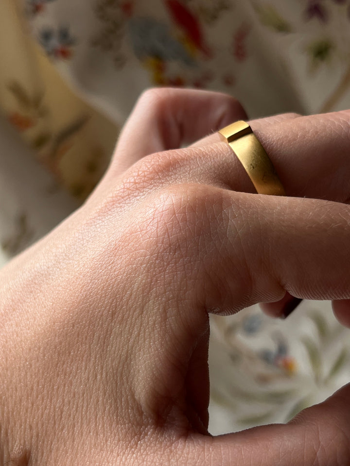 Curio Original Simple Plinth Ring