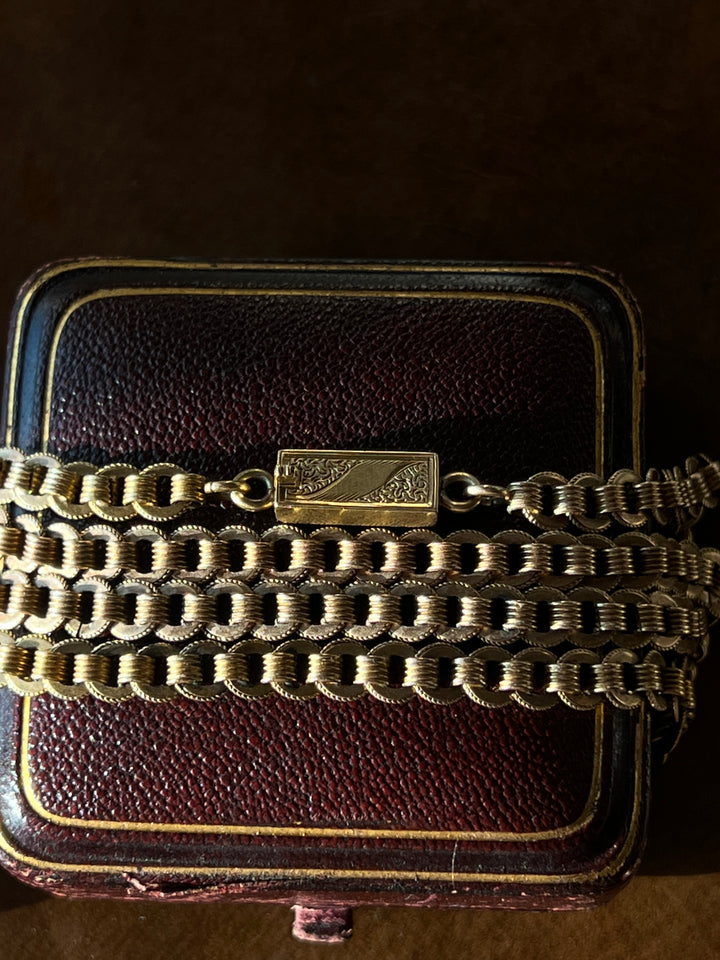 Outstanding Victorian Flat Laying Chain