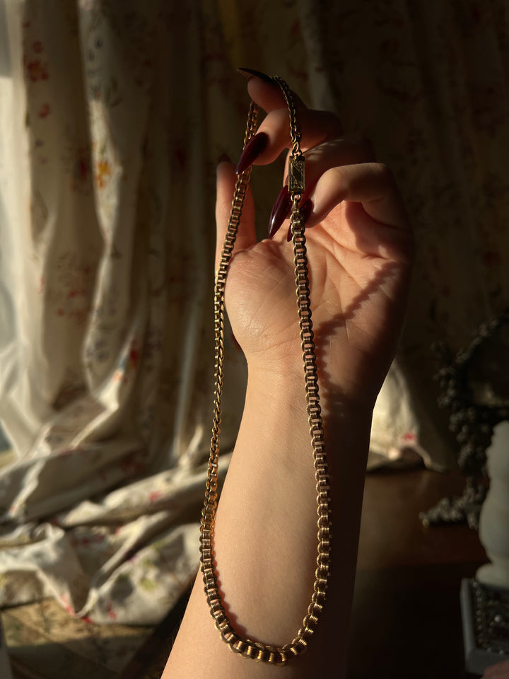 Outstanding Victorian Flat Laying Chain