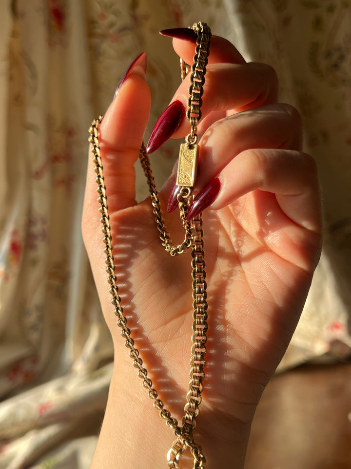 Outstanding Victorian Flat Laying Chain