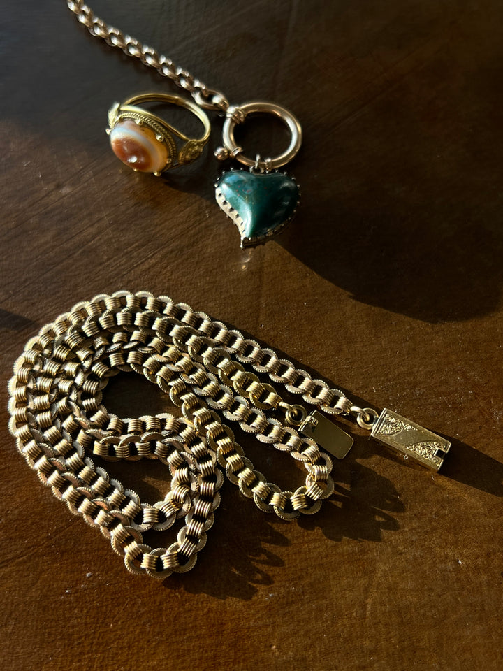 Outstanding Victorian Flat Laying Chain