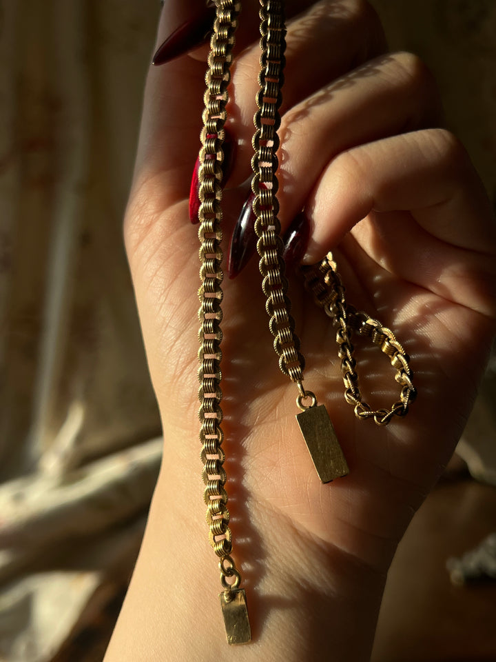 Outstanding Victorian Flat Laying Chain