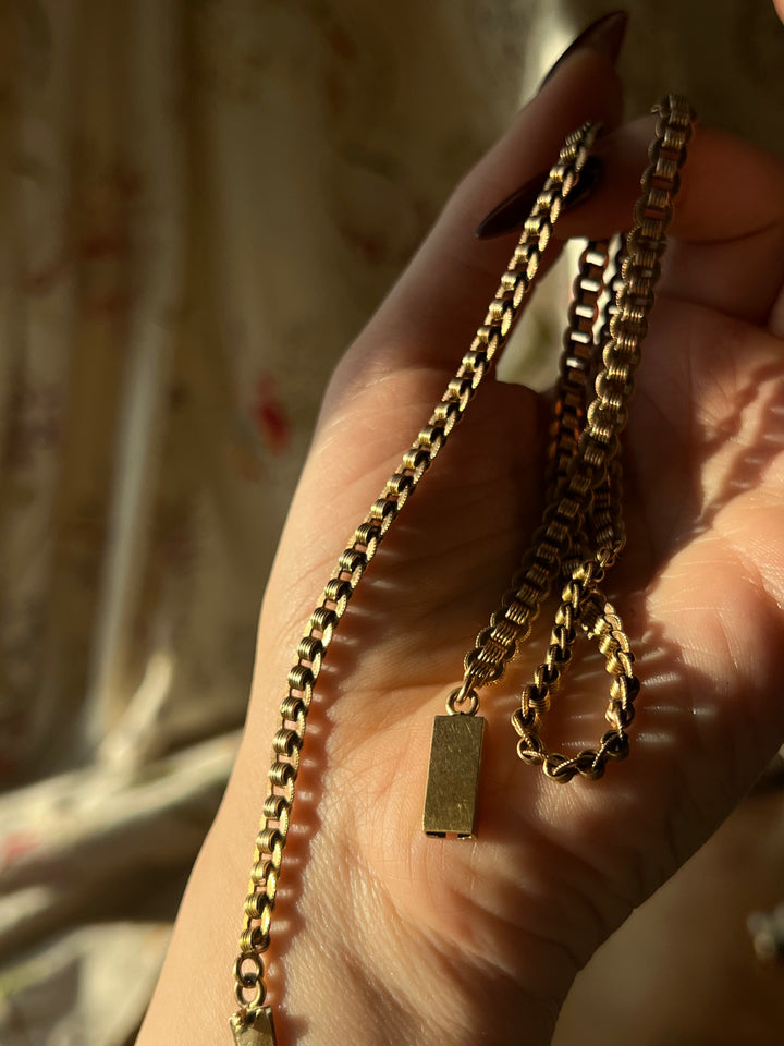 Outstanding Victorian Flat Laying Chain