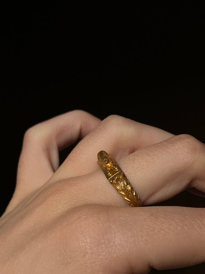 18ct Curio Original "The Celebrated Puppy" Ring